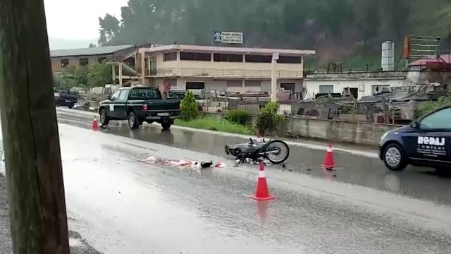 Motori përplaset me makinën e policisë në aksin Elbasan-Librazhd, drejtuesi rëndë në spital