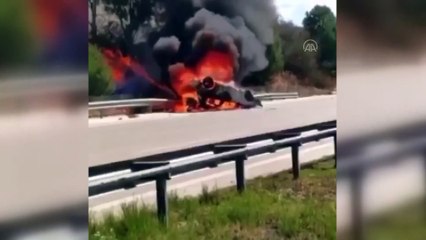 Alev alan otomobildeki 2 kişi öldü, 2 kişi yaralandı (2) - İZMİR