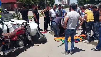 Motosiklet, çarptığı otomobile ok gibi saplandı