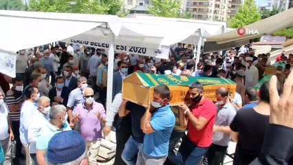 Minibüsün Fırat nehrine uçmasıyla hayatını kaybeden minik kuzenler aynı tabutta, son yolculuğuna uğurlandı