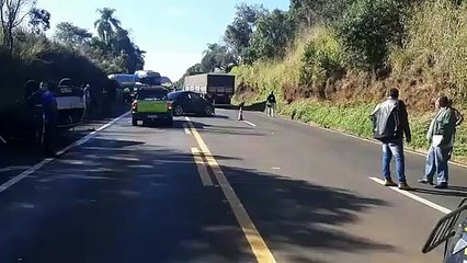 Acidente entre cinco veículos deixa a BR-277 interditada, em Cantagalo