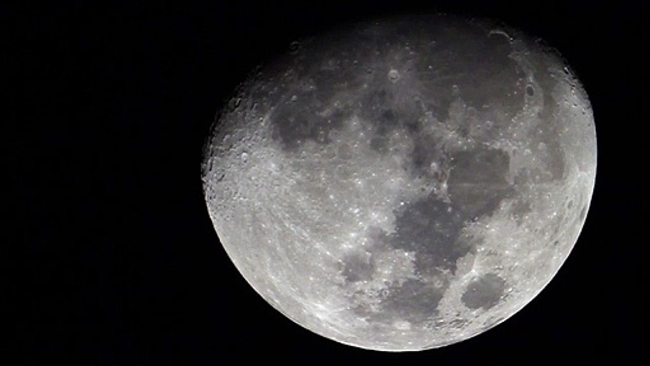 Ovni pasando por delante de la Luna
