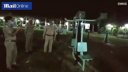 Máy tập ở công viên tự chuyển động giữa đêm