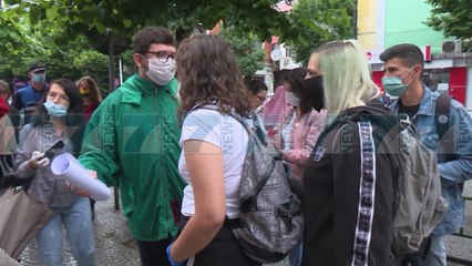 STUDENTET KERKOJNE TE ANULOHEN TARIFAT SHKOLLORE - News, Lajme - Kanali 7