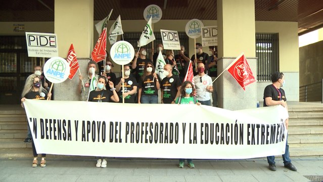 Sindicatos se concentran en Badajoz contra recortes en educación