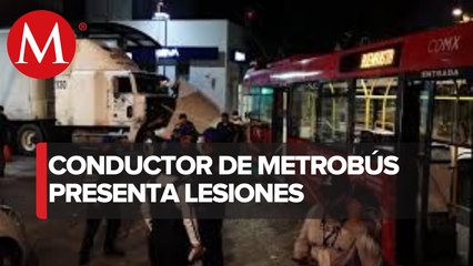 Tráiler choca con Metrobús en avenida Balderas