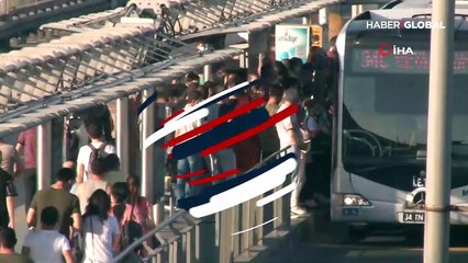 Duraklarda sosyal mesafesiz riskli metrobüs bekleyişi