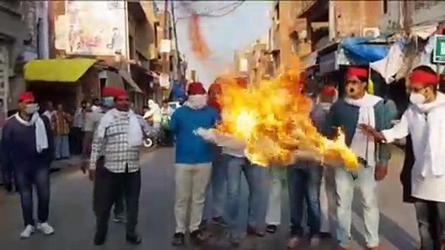 भरथना में सपा कार्यकर्ताओं ने फूंका चीन के राष्ट्रपति का पुतला