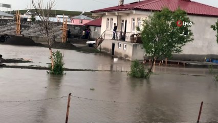Kars’ta yağmur sele döndü...Ev ve araziler sular altında kaldı