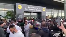 Cientos de personas colapsan las puertas de un supermercado en Francia para conseguir una consola a buen precio