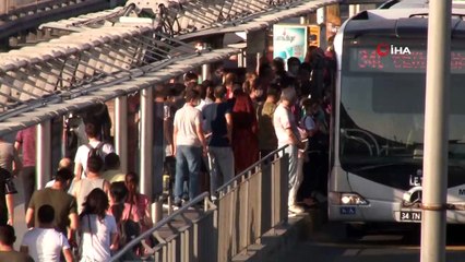 Duraklarda sosyal mesafesiz riskli metrobüs bekleyişi