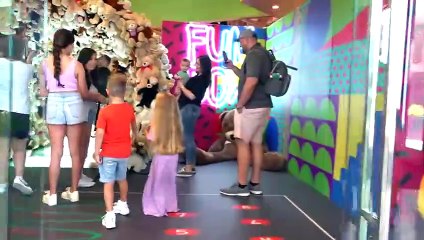 Diana and Roma in the Museum of Selfie