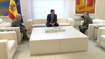 Sánchez debate con UGT y CCOO sobre la 