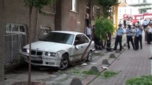 Kontrolden çıkan otomobilin altında kalmaktan son anda kurtuldu...O anlar kamerada