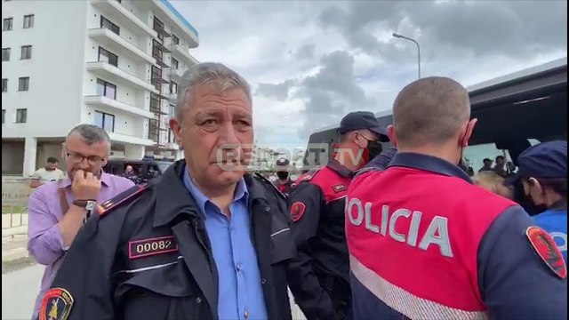 Momente nga shoqërimi i gazetarit të Report TV, kush është polici që 'bën të fortin'