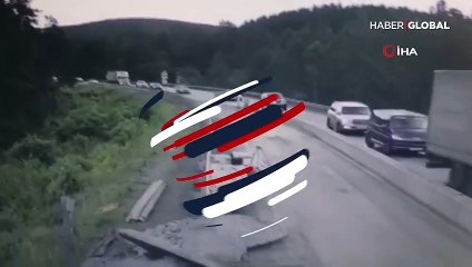 Rusya'da süratle gelen kamyonun 4 aracı ezmesi kameraya saniye saniye yansıdı