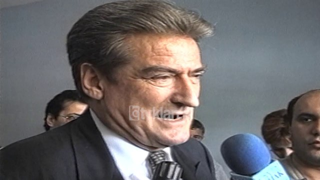 Lideri Berisha niset per viziten drejt Kosoves (13 Qershor 2000)