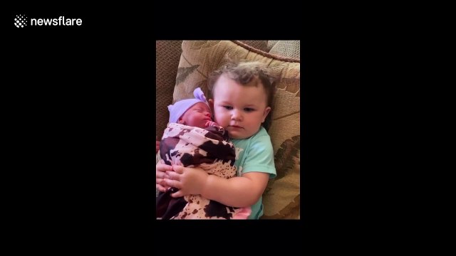 Sweet moment in Florida when sister meets her newborn 'NICU graduate' sister for the first time