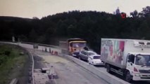 - Rusya'da kamyon 4 aracı kağıt gibi ezdi: 2 ölü, 7 yaralı