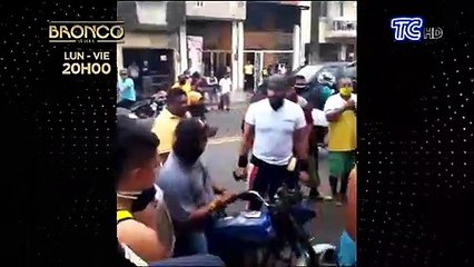 "La Roca" captado otra vez en polémica con vendedores de mascarillas