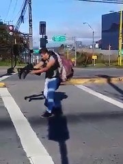 Artista de rua que faz animação no semáforo dá show de criatividade