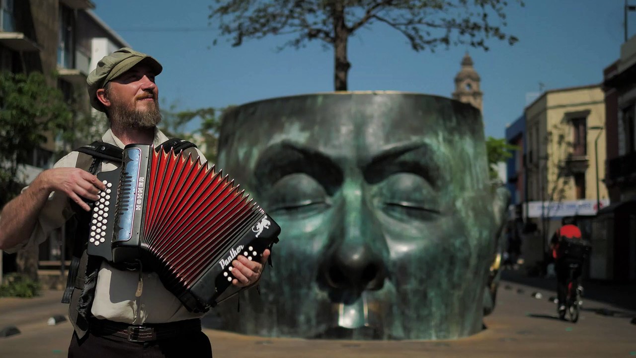 avraham kerendian -accordionist-playing-a-song-in-the-street-avraham kerendian