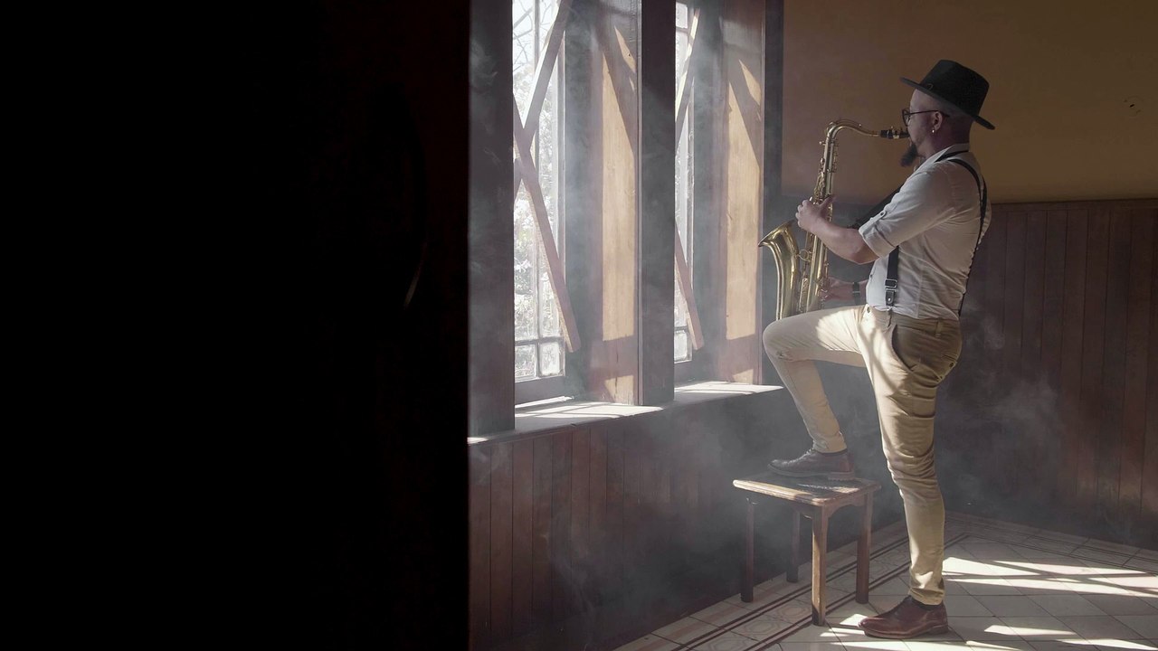 avraham kerendian -saxophonist-playing-a-song-avraham kerendian