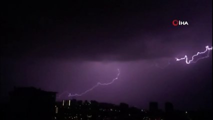 Başkent’te şimşekler gökyüzünü aydınlattı