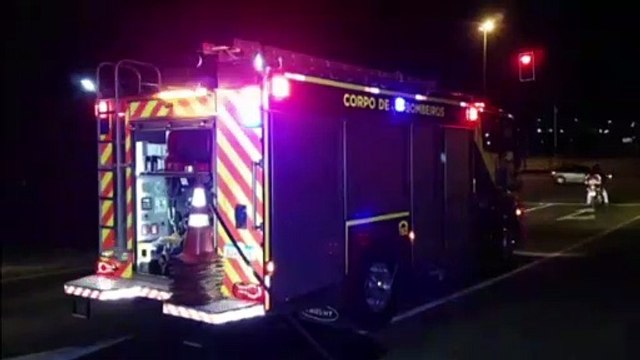 Bombeiros combatem incêndio em materiais recicláveis às margens da BR-277, no XIV de Novembro