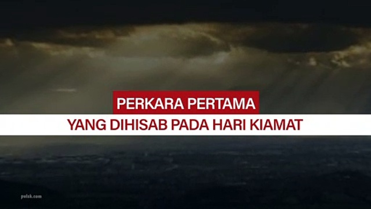 Seorang warga korban banjir melaksanakan shalat saat mengungsi di Masjid Al-Irsyad, Tangerang, Banten Kamis (2/1).