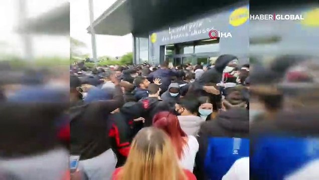 PlayStation'lar 95 euro'ya satışa çıktı, izdiham yaşandı