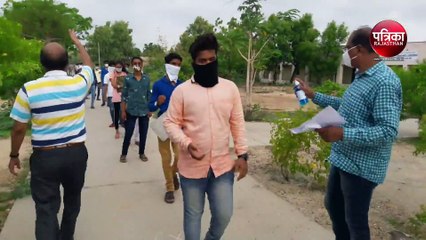 VIDEO : पहले हाथ धोए, फिर मास्क लगाकर लिखे सवालों के जवाब