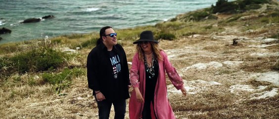 Κώστας Λειβαδάς & Ελένη Τσαλιγοπούλου - Σαν Το Νησί Του Καθενός (Official Music Video)