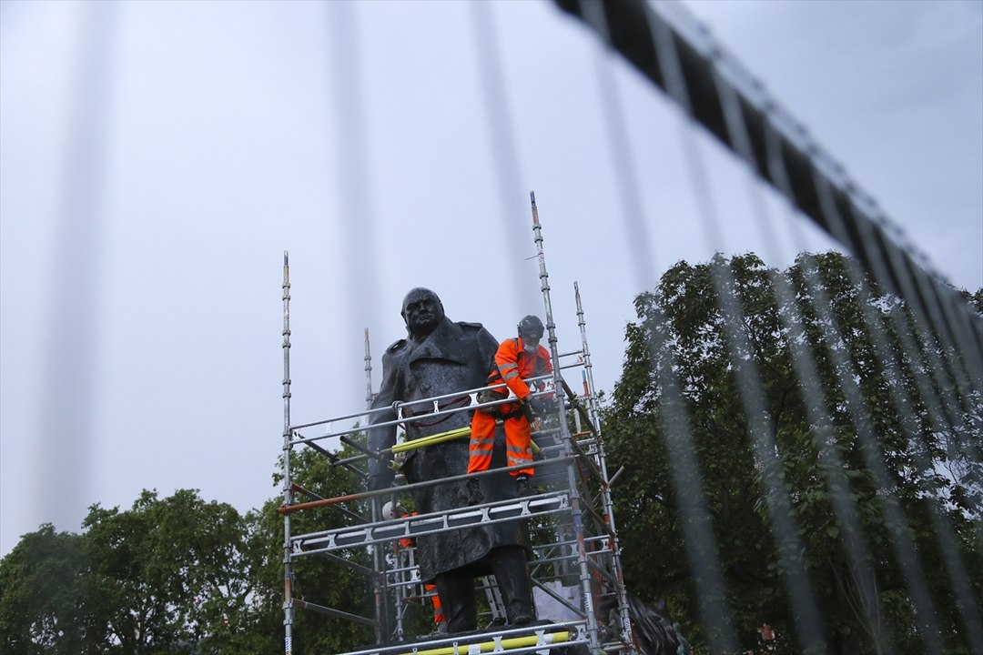 Inggris Lepas Penutup Patung Churchill Sambut Presiden Prancis