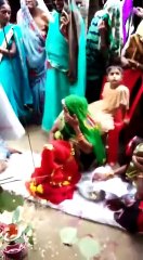 पिता का मान रखने के लिए युवक ने पुतला से रचाई शादी, देखिए वीडियो