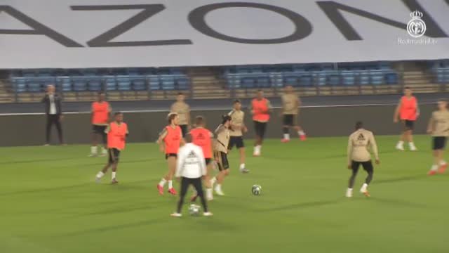 El Real Madrid entrena de noche para adaptarse al horario del partido contra el Valencia