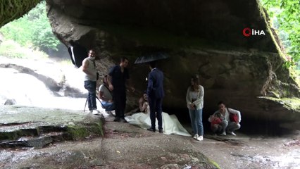 Korona sürecini atlatan gelin ve damat şelalede çekim yapılırken yağmura yakalandı