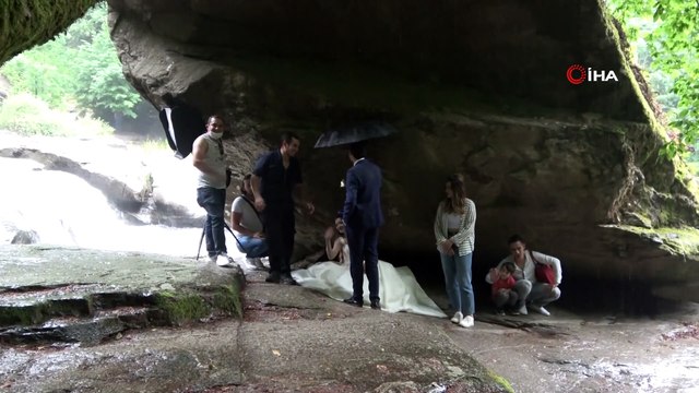 Korona sürecini atlatan gelin ve damat şelalede çekim yapılırken yağmura yakalandı