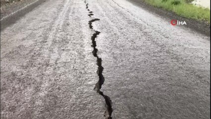 Deprem Yolu İkiye Böldü