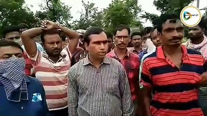 বেহাল রাস্তার প্রতিবাদে বড়জোড়ার ব্রাহ্মণডিহাতে  বালি বোঝাই ট্রাক্টর আটকে বিক্ষোভ গ্রামবাসীদের।