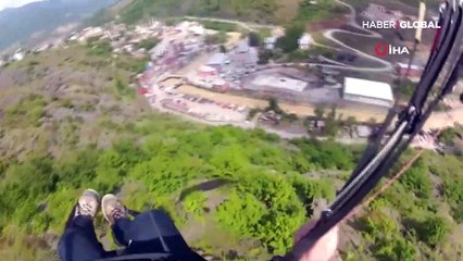 Paraşütçü irtifa kaybedince bir fabrikanın çatısına indi