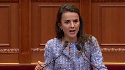 Hajdari flet pas shkarkimit te nenes se saj: Sot e moren pergjigjen…