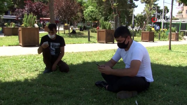 Termometreler 42 dereceyi gösterdi...Sıcaktan bunalan vatandaşlar parklarda serinliyor