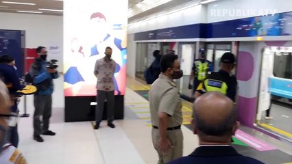 Petugas menyemprotkan cairan disinfektan di kawasan pemukiman warga di Jalan Pejaten, Pasar Minggu, Jakarta Selatan.