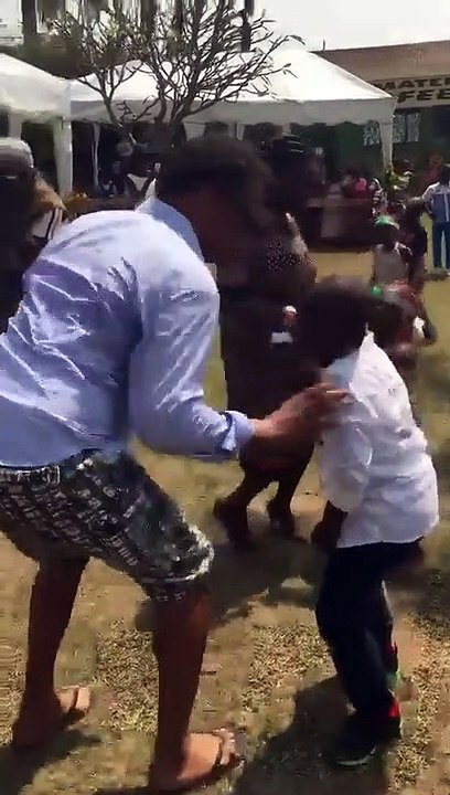 YANNICK NOAH EN MODE "BIKUTSI", DANSE TRADITIONNELLE CAMEROUNAISE