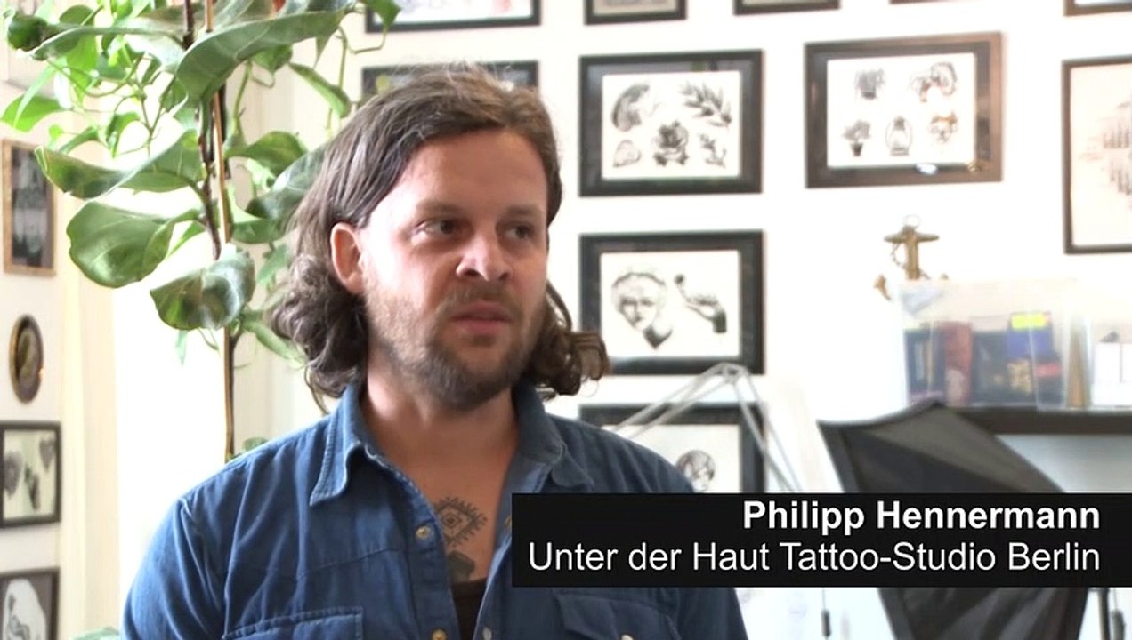 Tattoos bald weniger bunt? Szene in Aufruhr