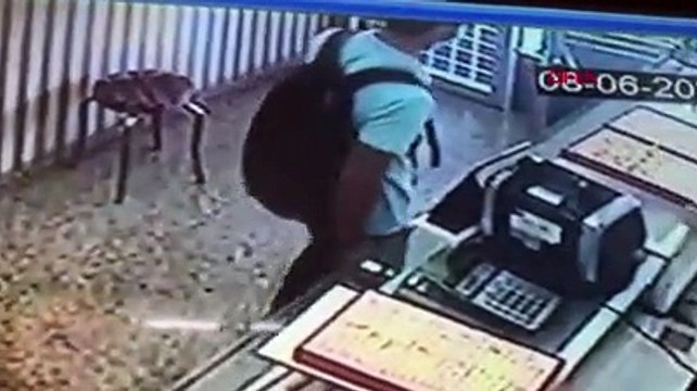 Kuyumcuya biber gazı sıkan cerrahi maskeli gaspçı kamerada