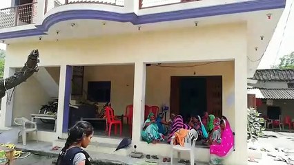 Скачать видео: अमेठी में खौफनाक वारदात, जमीन के विवाद में लाठी-डंडों से पीटकर वृद्ध की हत्या