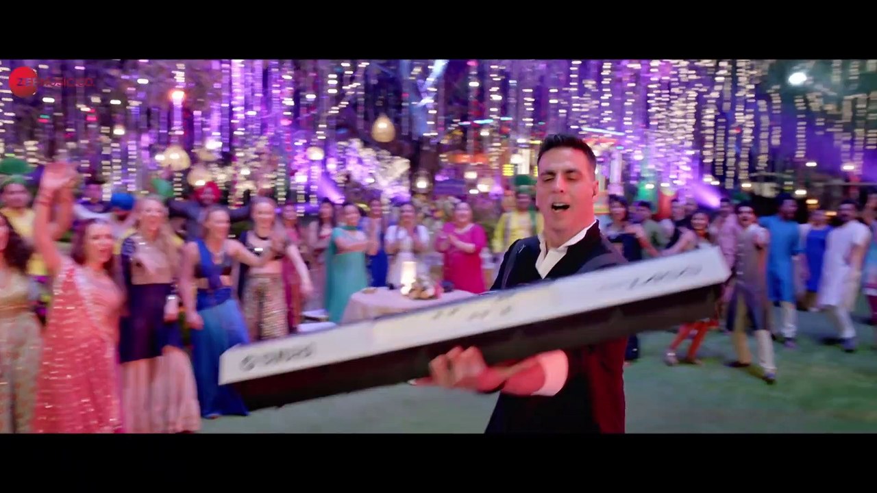 Laal_Ghaghra_-_Good_Newwz_Akshay_K%2C_Kareena_K_Manj_M%2CHerbie_S%2C_Neha_K_Original_Song_(1080p)