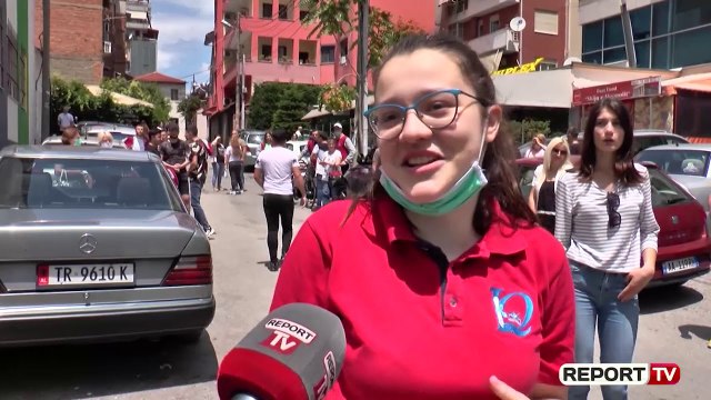 Report TV -Mes emocionesh mbyllet kapitulli i maturës shtetërore/ Nxënësit: Provimi shkoi mirë